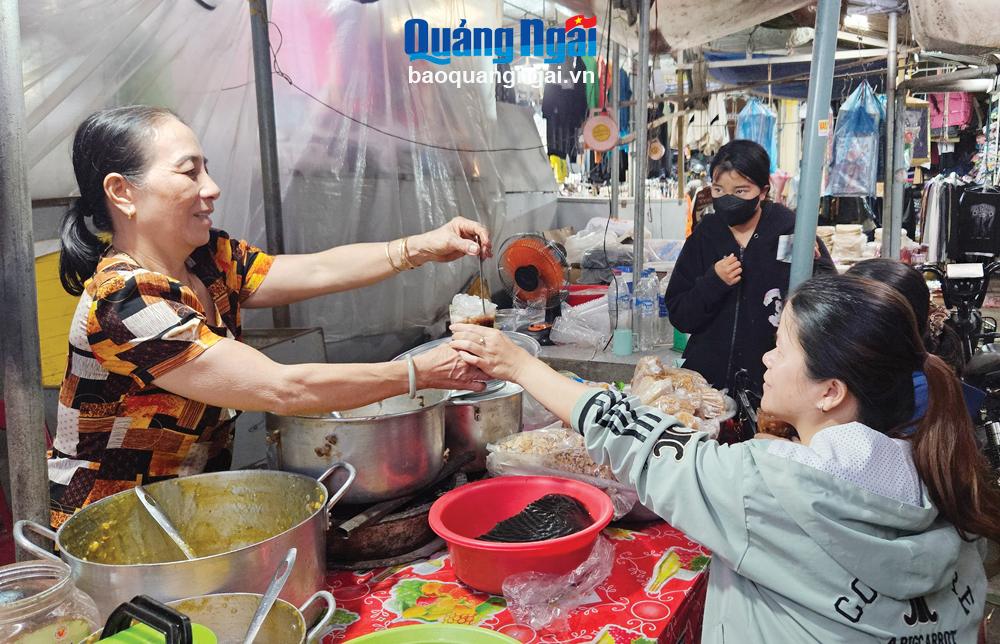 Quầy chè gần 40 năm của bà Nghỉ, ở chợ Thi Phổ (Mộ Đức).
