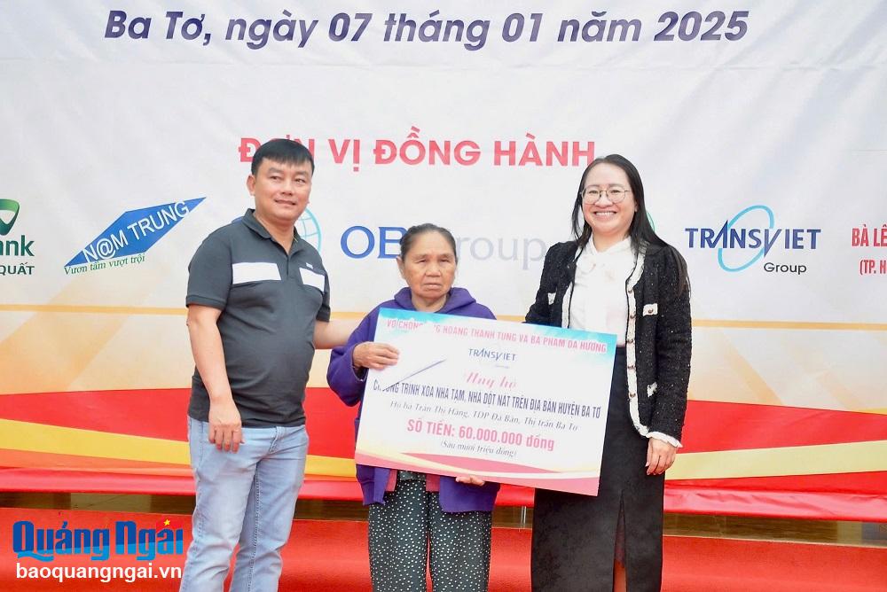 Phó Trưởng ban Thường trực Ban Dân vận Tỉnh ủy Hà Thị Anh Thư và đơn vị tài trợ trao bảng tượng trưng hỗ trợ kinh phí xây nhà cho hộ bà Trần Thị Hàng, ở thị trấn Ba Tơ. 