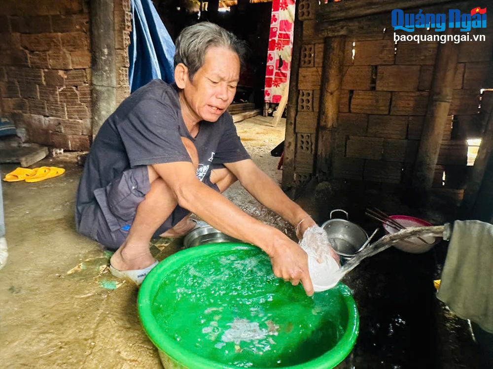 Ông Hồ Văn Đa, ở thôn Trà Linh, xã Hương Trà (Trà Bồng) sống trong ngôi nhà tạm, xuống cấp.	