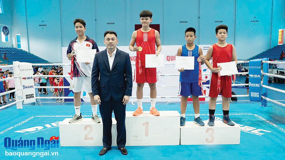 Bùi Duy Phong (giữa) nhận huy chương vàng tại Giải vô địch boxing trẻ quốc gia năm 2024.
