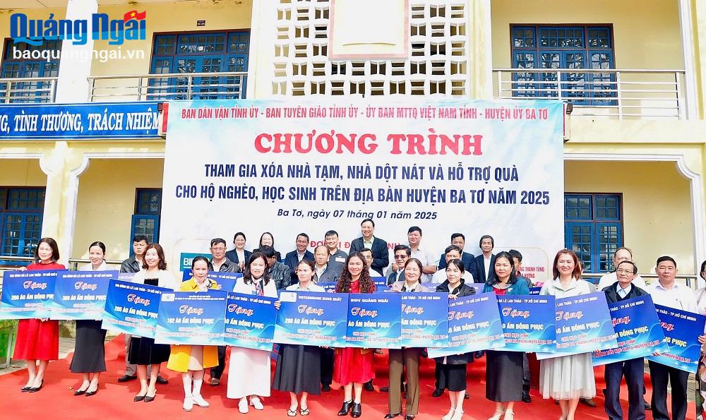 Trao bảng tượng trưng hỗ trợ áo ấm cho đại diện lãnh đạo các trường tiểu học, trung học cơ sở trên địa bàn huyện Ba Tơ.