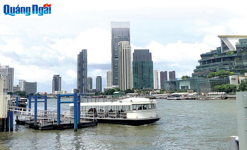 Sông Chao Phraya chảy qua Thủ đô Bangkok là một điểm thu hút du khách khi đến Thái Lan. 