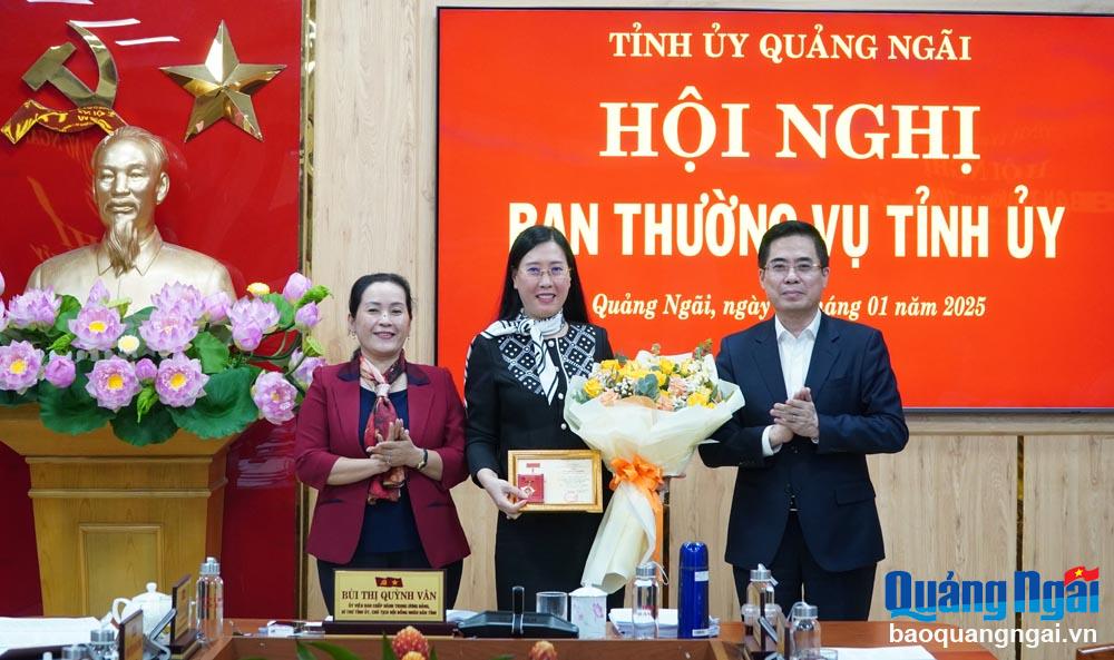 Trao tặng Kỷ niệm chương “Vì sự nghiệp Văn phòng cấp ủy” cho Bí thư Tỉnh ủy Bùi Thị Quỳnh Vân