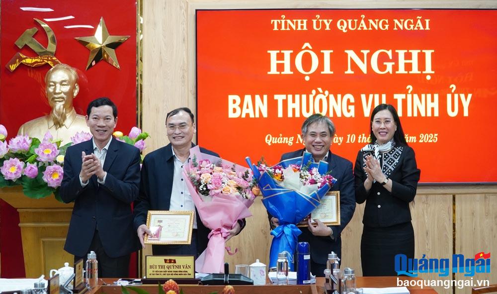 Bí thư Tỉnh ủy Bùi Thị Quỳnh Vân và Trưởng ban Dân vận Tỉnh ủy Võ Thanh An trao kỷ niệm chương và tặng hoa chúc mừng các đồng chí Võ Văn Quỳnh và Lữ Ngọc Bình.