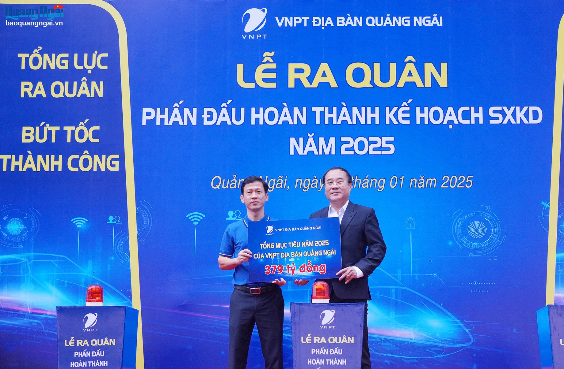 Lãnh đạo VNPT Quảng Ngãi giao biểu trưng mục tiêu năm 2025 cho đại diện cho hai khối kinh doanh và kỹ thuật.