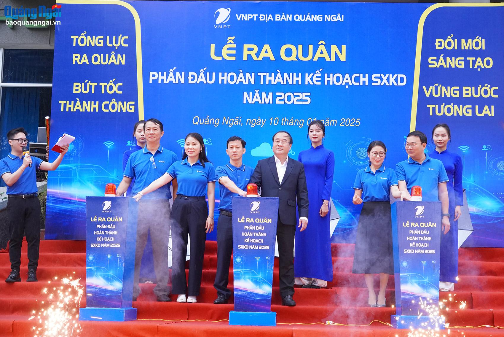 Lãnh đạo VNPT Quảng Ngãi thực hiện nghi thức “ra quân sản xuất kinh doanh” năm 2025.