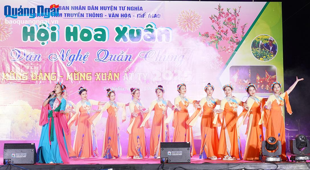 Tiết mục văn nghệ của xã Nghĩa Lâm.