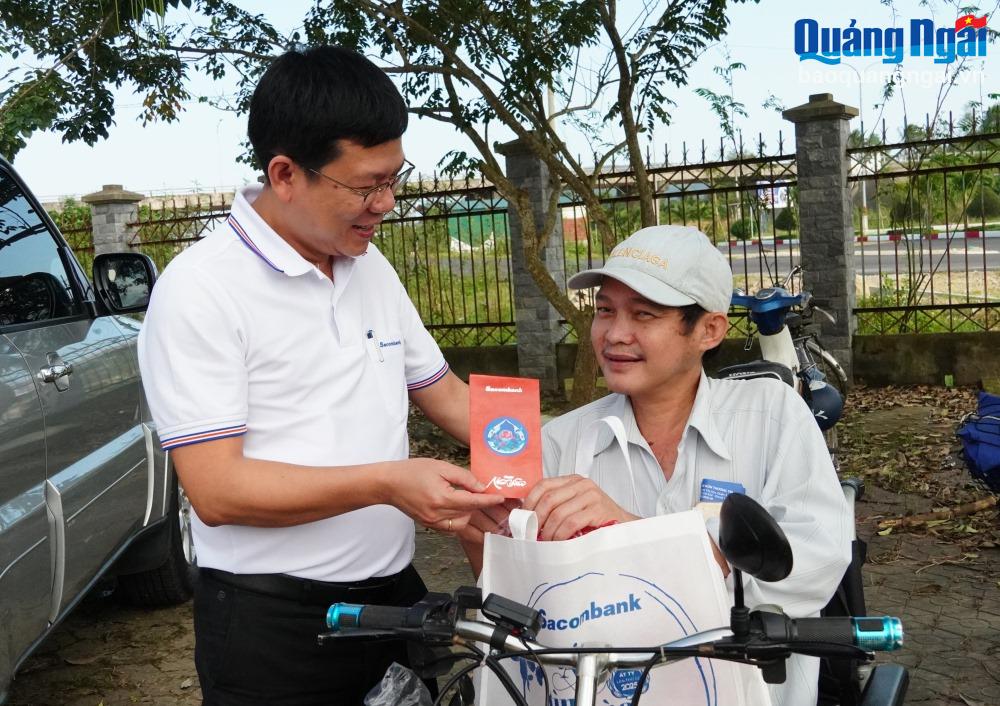 Lãnh đạo Sacombank Quảng Ngãi trao quà Tết cho người nghèo, có hoàn cảnh khó khăn ở phường Phổ Minh (TX.Đức Phổ).