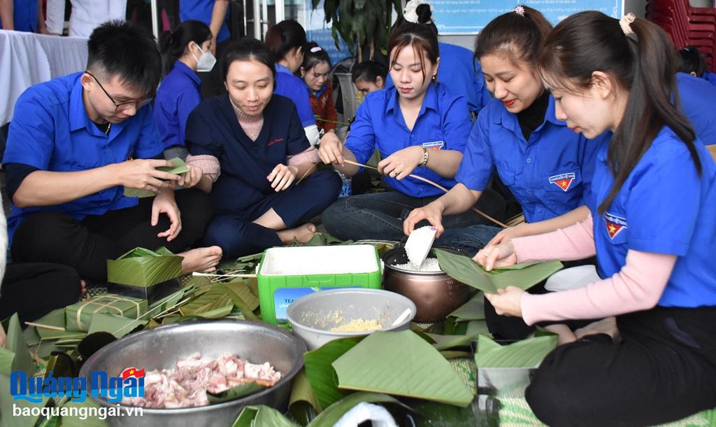 Các bác sĩ, điều dưỡng trẻ tự tay gói bánh chưng để bán gây quỹ tặng quà Tết cho bệnh nhân có hoàn cảnh khó khăn điều trị tại bệnh viện.