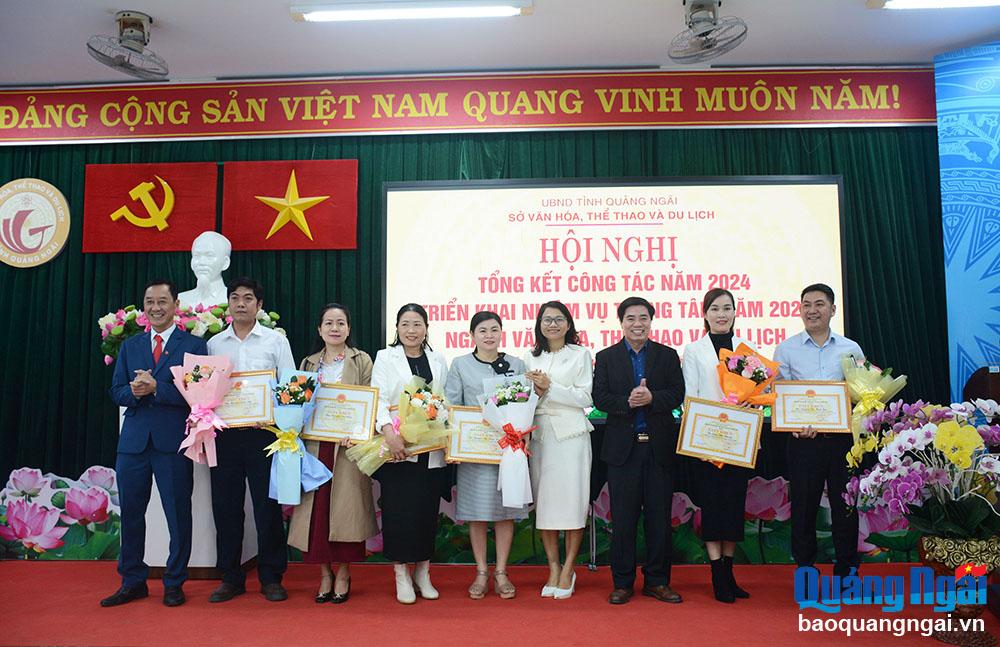 Sở VH-TT&DL khen thưởng cho các  cá nhân đạt thành xuất xuất sắc trong năm 2024.