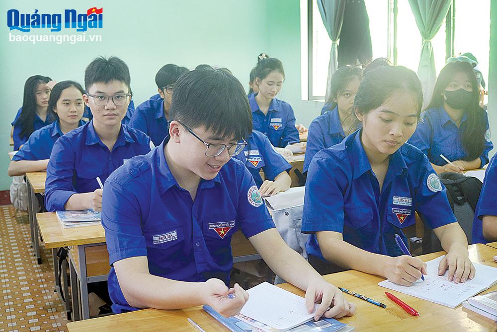 Học sinh lớp 12, Trường THPT Sơn Hà (Sơn Hà) trong giờ học.                          