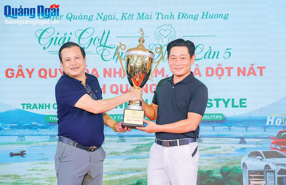 Chủ tịch Câu lạc bộ Golf Quảng Ngãi tại TP.Hồ Chí Minh Trần Văn Tánh trao giải Best Gross cho golfer Phạm Quốc Bình tại Giải Golf thường niên lần 5. Ảnh: HỒNG ĐẠO
