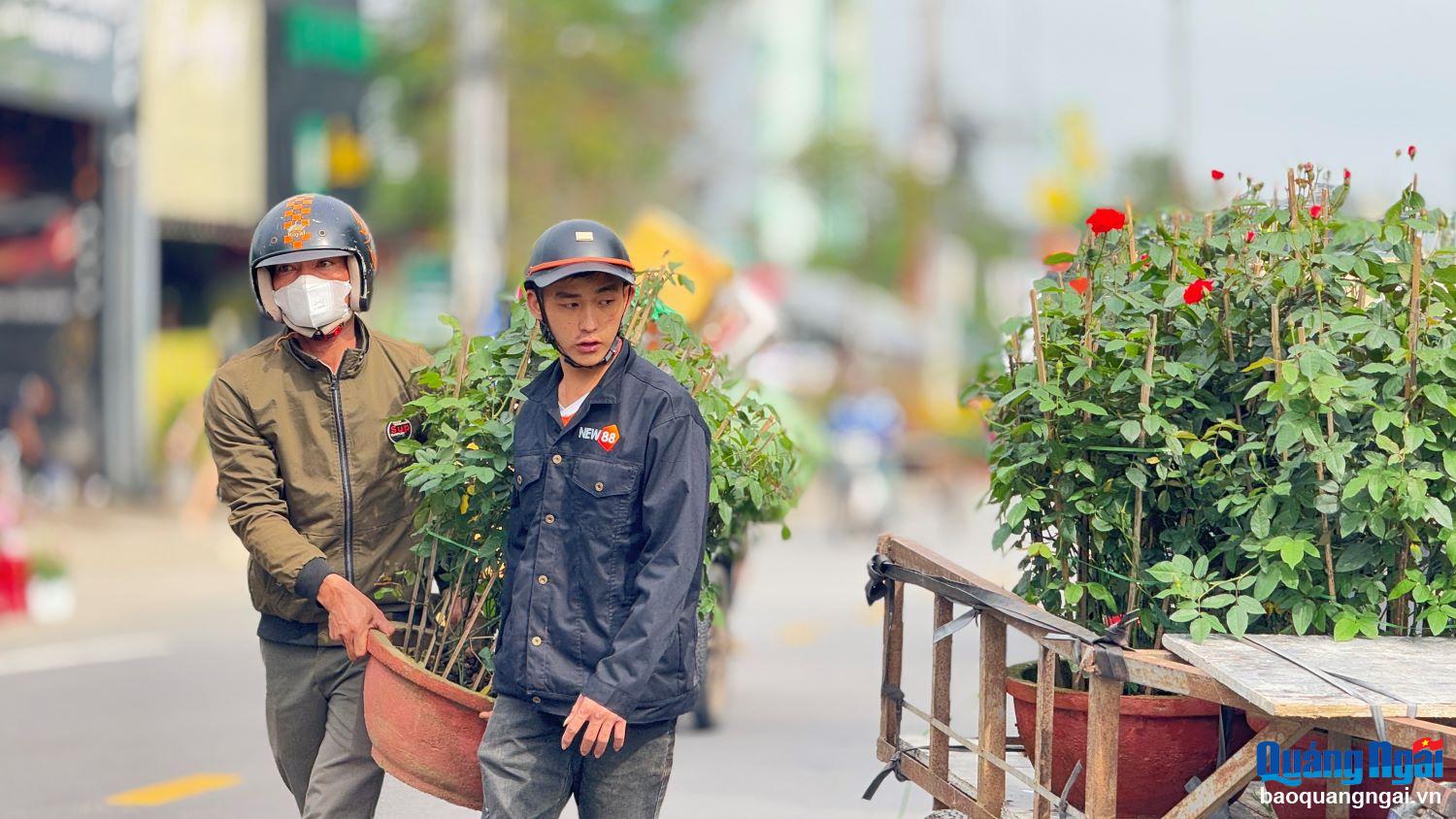 Nhiều lao động bám chợ hoa xuân để mưu sinh trong những ngày cận Tết bằng nghề chở hoa thuê.