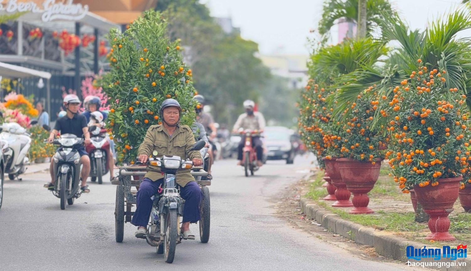 Nghề chở hoa thuê giúp nhiều lao động có thêm tiền trang trải cho những ngày Tết.