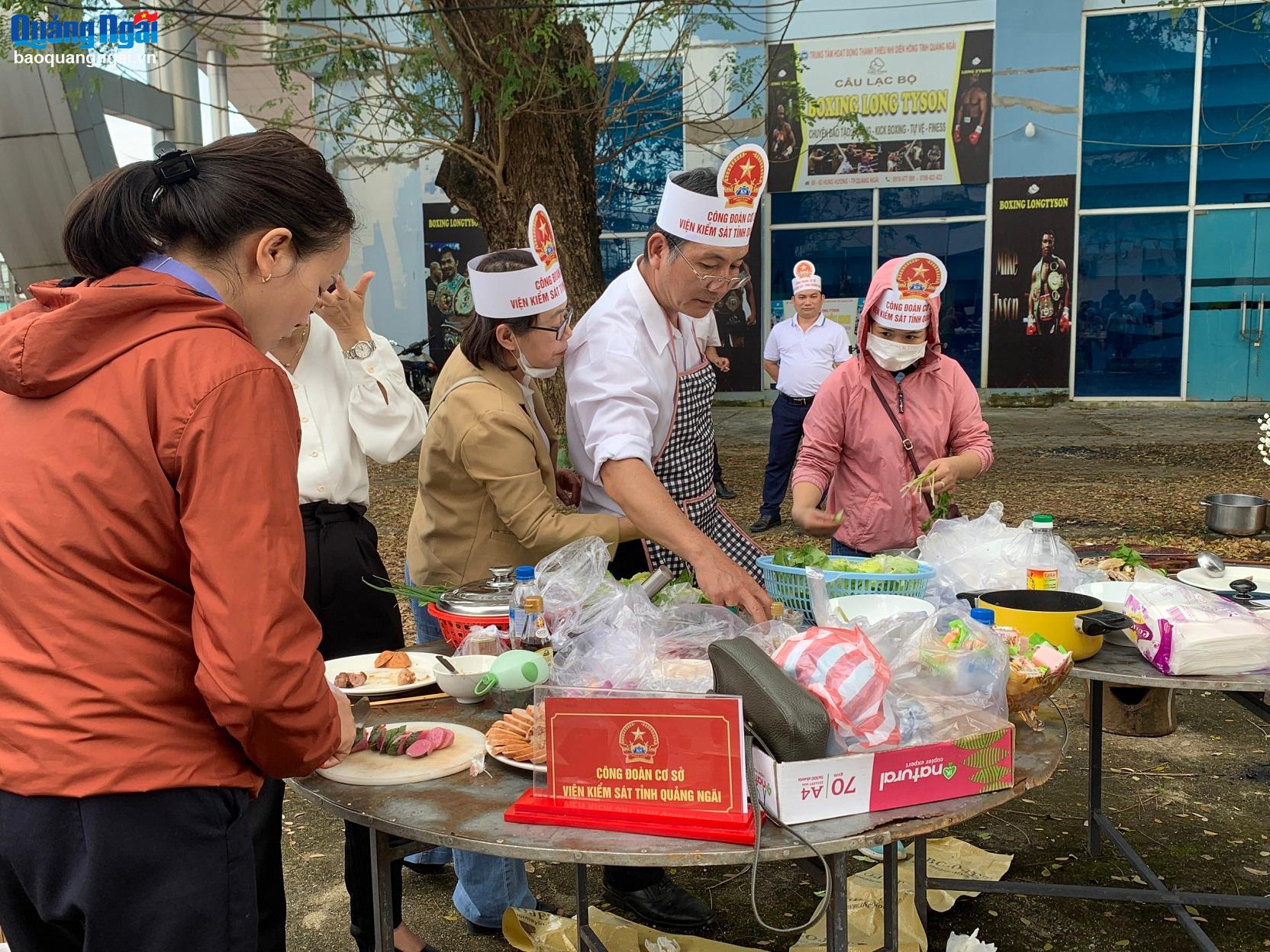 Các đội chơi tất bật chuẩn bị cho cuộc thi nấu ăn.