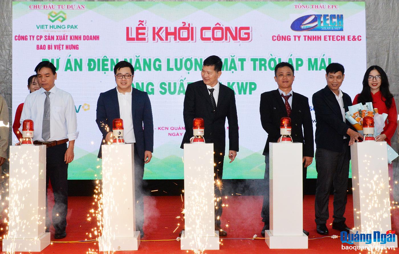 Nghi thức khởi công dự án điện mặt trời áp mái nhà 705KWp ở Công ty CP Sản xuất Kinh doanh Báo bì Việt Hưng.