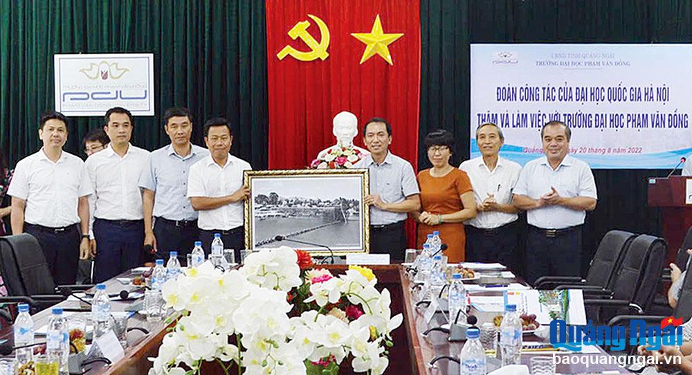 Đoàn công tác của Đại học Quốc gia Hà Nội thăm và làm việc với Trường Đại học Phạm Văn Đồng.
 Ảnh: TTƯ LIỆU