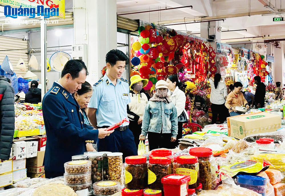 Lực lượng quản lý thị trường tỉnh kiểm tra hàng hóa tại chợ Quảng Ngãi.
ảnh: THANH PHONG