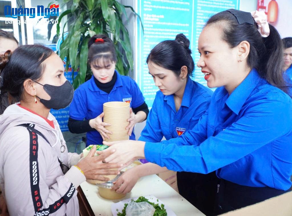 Những suất cháo ấm lòng người bệnh được Đoàn thanh niên Bệnh viện Đa khoa tỉnh trao tận tay người nhà bệnh nhân.