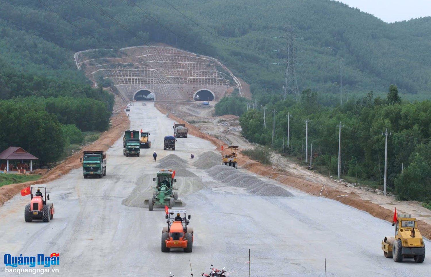 Càng về cuối năm, không khí thi công trên công trường cao tốc Quảng Ngãi – Hoài Nhơn càng khẩn trương. Công trường gần như không có thời điểm ngơi tiếng máy.