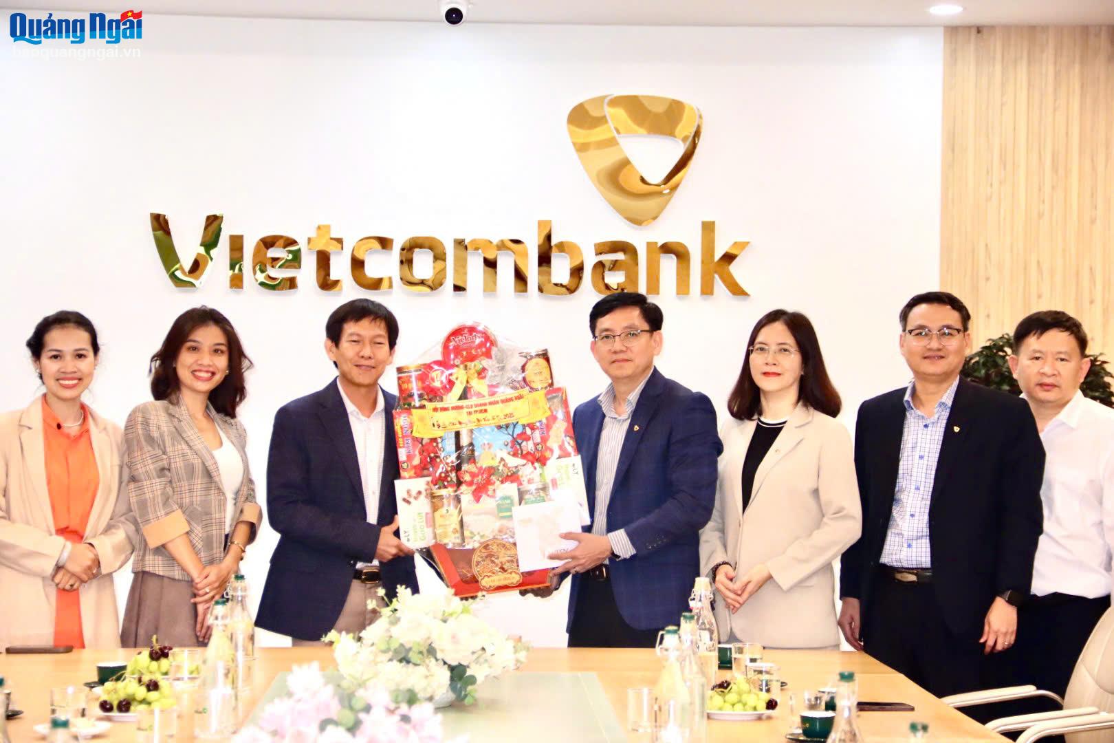 Đoàn công tác đến thăm, chúc Tết Vietcombank Quảng Ngãi.