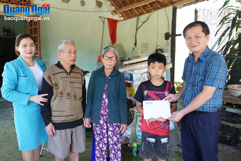 Báo Quảng Ngãi trao kinh phí đỡ đầu trẻ mồ côi