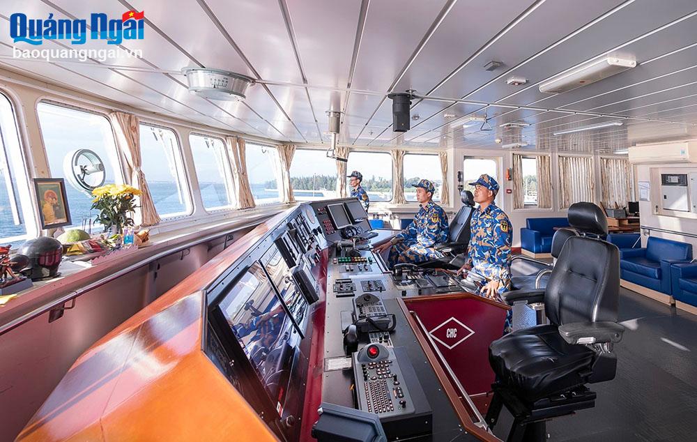 Tại đài chỉ huy, thuyền viên Tàu 561 luôn dõi theo sóng và hướng đi của tàu, đảm bảo an toàn tuyệt đối cho những hải trình đến Trường Sa.