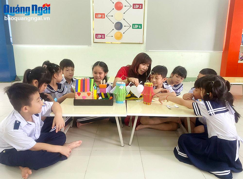 Cô giáo Lê Thanh Hường, Trường Tiểu học Nguyễn Nghiêm (TP.Quảng Ngãi) luôn đổi mới phương pháp giảng dạy, nhằm tạo sự hứng thú cho học sinh. 