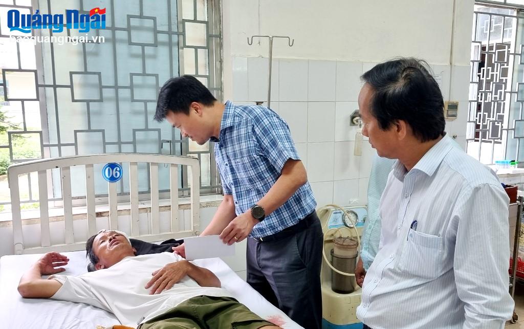 Lãnh đạo TP.Quảng Ngãi thăm hỏi, động viên các ngư dân đang điều trị tại Bệnh viện Đa khoa tỉnh.
