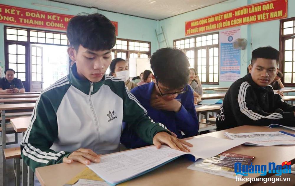 Thanh niên huyện Trà Bồng tìm hiểu thông tin đi làm việc ở nước ngoài theo hợp đồng tại sàn giao dịch việc làm do Trung tâm Dịch vụ việc làm tỉnh phối hợp với huyện tổ chức.