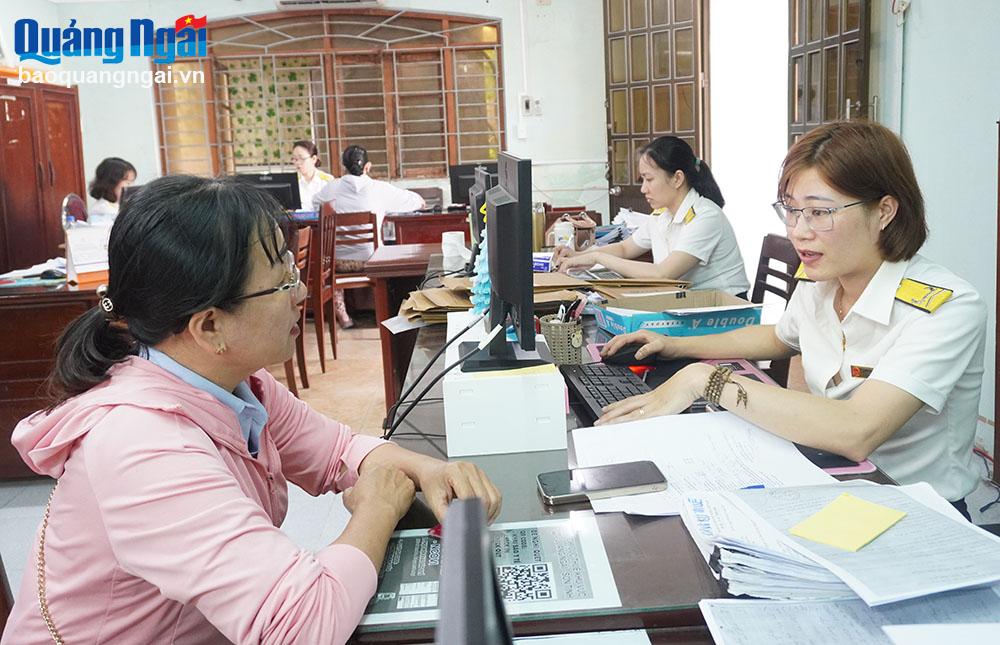 Cán bộ Chi cục Thuế khu vực Quảng Ngãi - Sơn Tịnh hướng dẫn, giải đáp các vướng mắc về thuế cho người nộp thuế.
