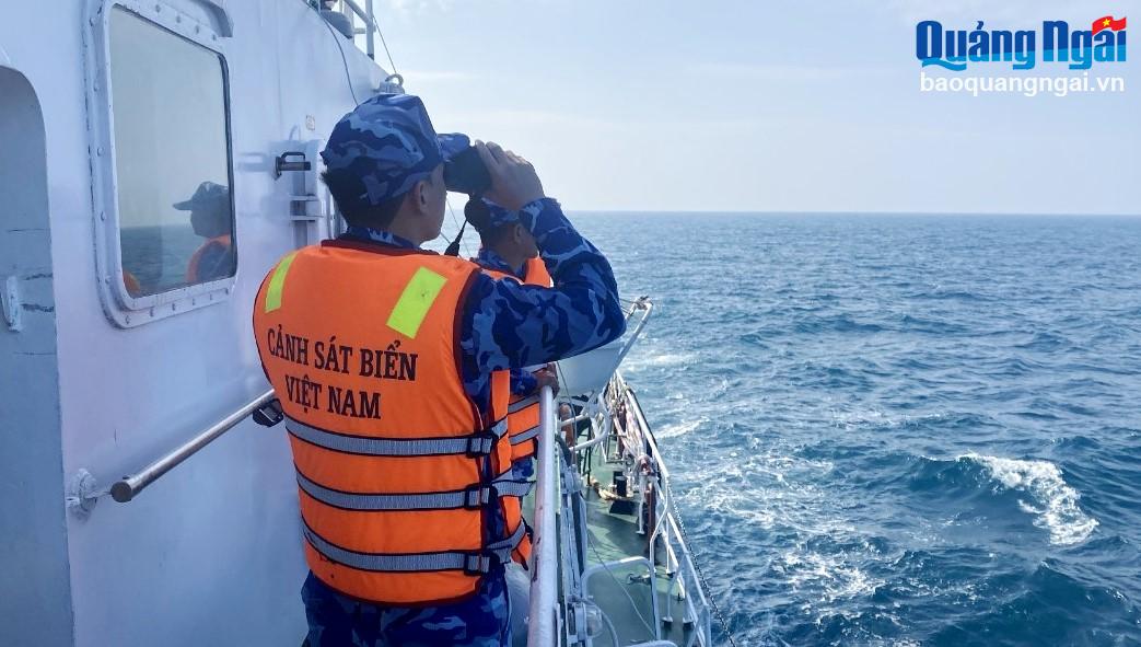 Cán bộ, chiến sĩ trên tàu CSB 2013 triển khai các phương án tìm kiếm 2 ngư dân mất tích.