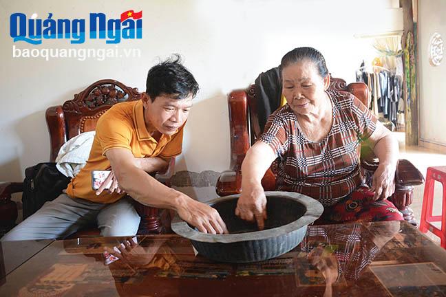  Bà Đoàn Thị Đức, ở tổ dân phố Phú Bình Trung, thị trấn Chợ Chùa (Nghĩa Hành), giới thiệu chiếc thau đồng được bác Phạm Văn Đồng sử dụng và gia đình lưu giữ đến nay.
ẢNH: KIM NGÂN