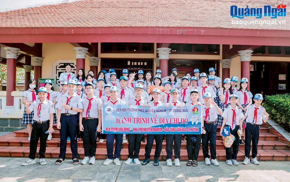 Học sinh tham quan Khu lưu niệm Thủ tướng Phạm Văn Đồng ở xã Đức Tân (Mộ Đức).                                                    ẢNH: KIM NGÂN