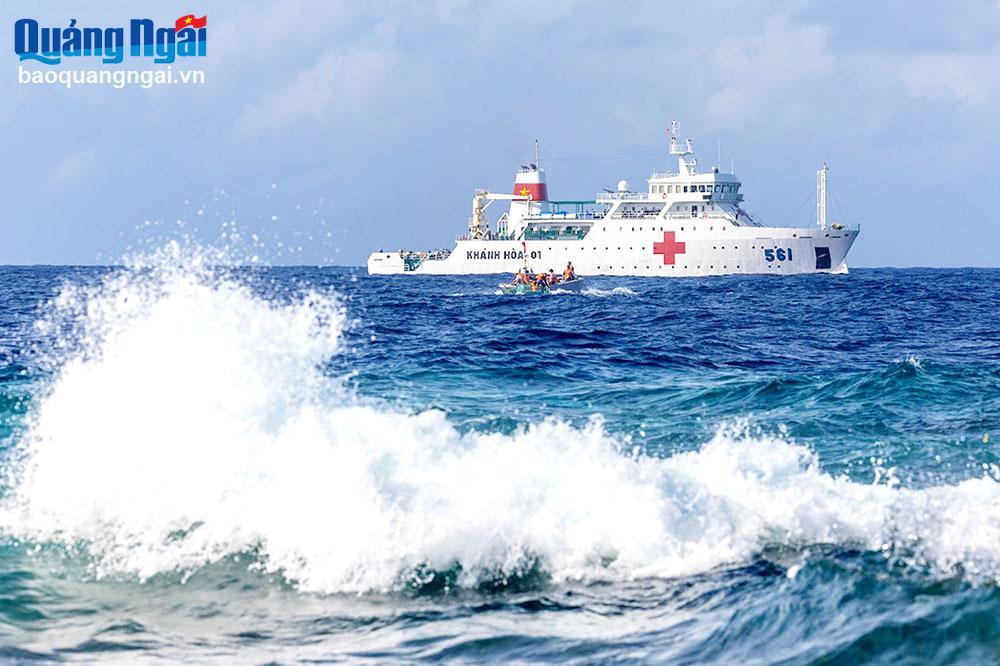 Tàu Bệnh viện Khánh Hòa-01 phiên hiệu HQ-561 
được xem là điểm tựa giữa biển khơi của ngư dân.
