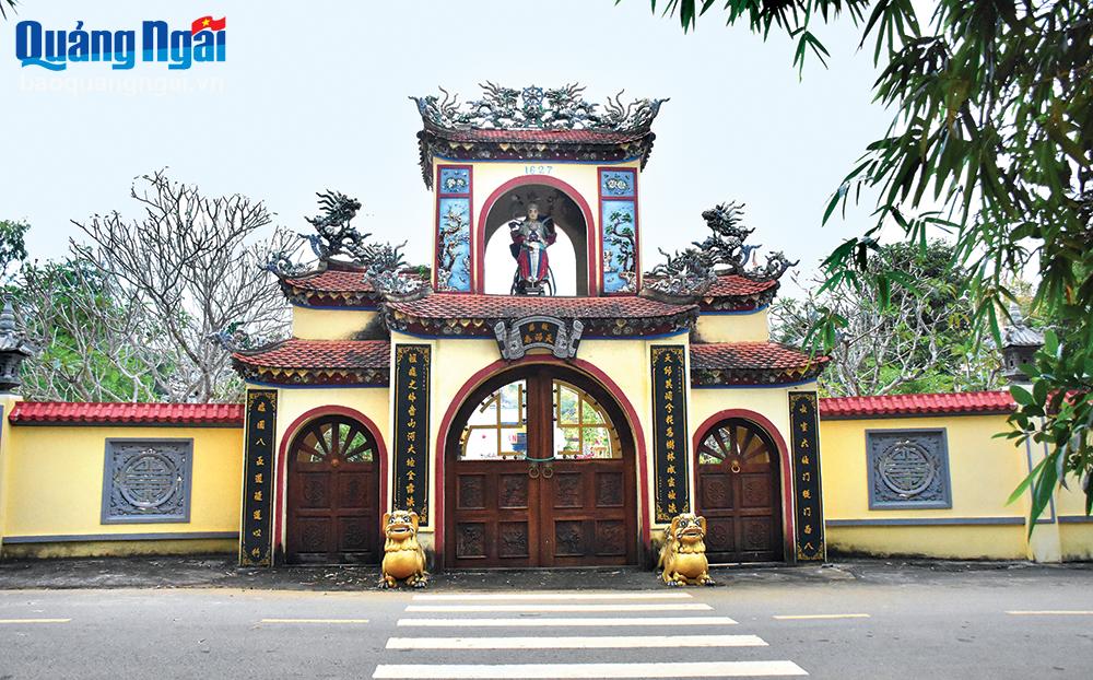 Rồng được đắp nổi trên cổng tam quan chùa Thiên Ấn, phường Trương Quang Trọng (TP.Quảng Ngãi). 	      
