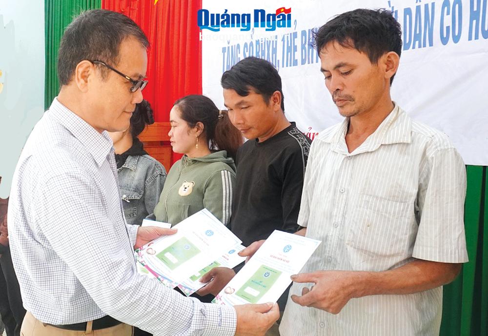 Phó Giám đốc Bảo hiểm xã hội tỉnh Trương Quang Hùng tặng sổ BHXH cho người dân có hoàn cảnh khó khăn ở huyện Minh Long.      Ảnh: H.H