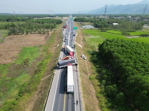 Điều chỉnh phương án tổ chức giao thông trên cao tốc Cam Lộ-La Sơn sau vụ tai nạn nghiêm trọng