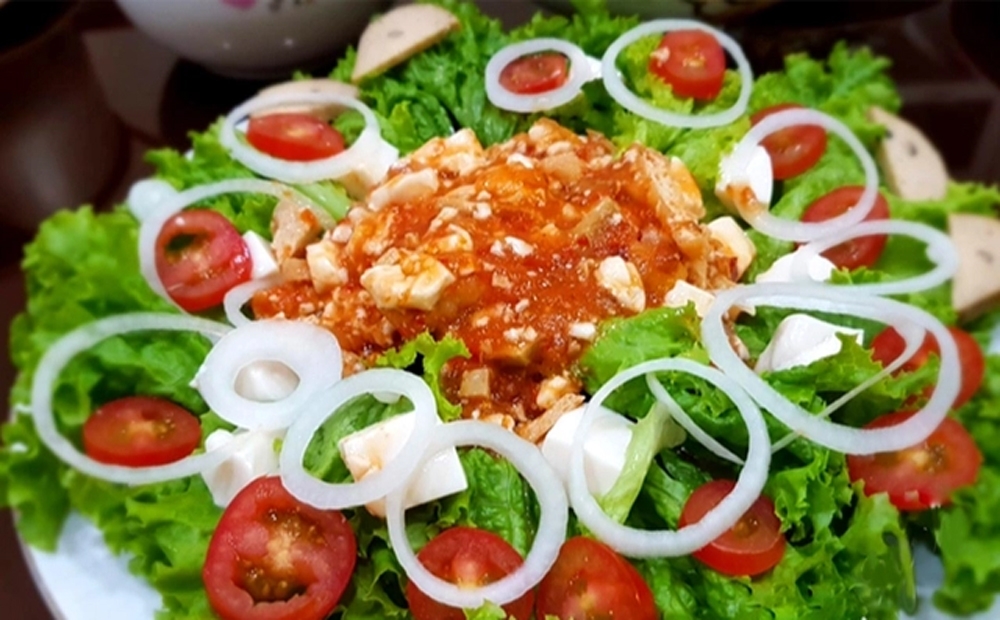 Salad xà lách sốt dứa cà chua là món có thể dùng trong mâm cỗ cúng rằm tháng Giêng.
