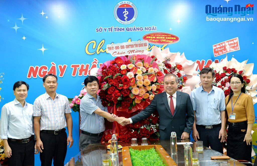 Phó Chủ tịch Thường trực UBND tỉnh Trần Hoàng Tuấn chúc mừng Sở Y tế nhân Kỷ niệm 69 năm ngày Thầy thuốc Việt Nam.