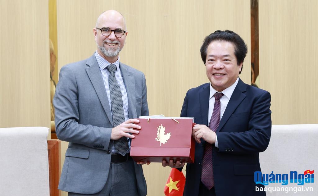 Đại sứ đặc mệnh toàn quyền Canada tại Việt Nam Shawn Steil tặng quà lưu niệm cho Phó Chủ tịch UBND tỉnh Võ Phiên.