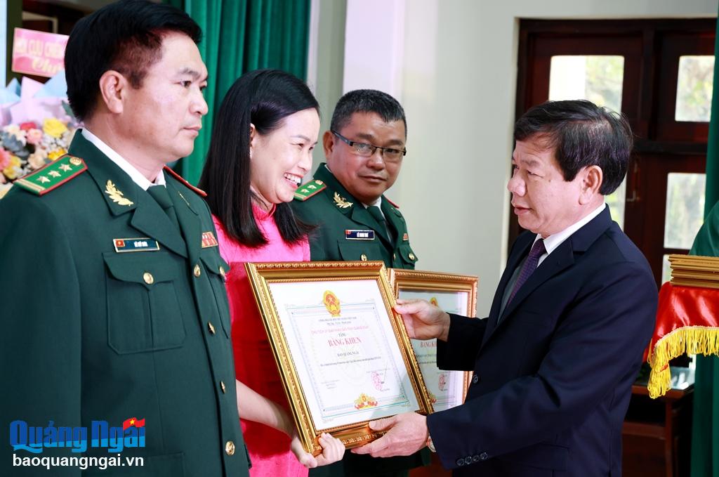 Chủ tịch UBND tỉnh Đặng Văn Minh trao Bằng khen cho Báo Quảng Ngãi vì có thành tích xuất sắc trong 5 năm thực hiện Ngày Biên phòng toàn dân.