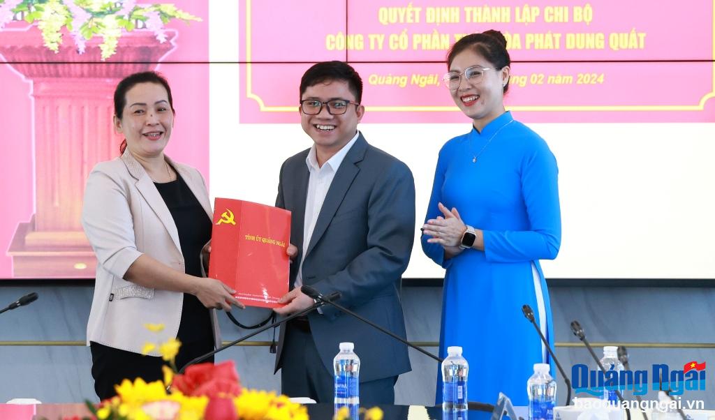 Phó Bí thư Tỉnh ủy Đinh Thị Hồng Minh  tặng quà chúc mừng Chi bộ Công ty CP Thép Hòa Phát Dung Quất.