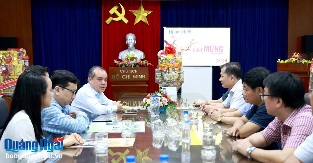 Phó Chủ tịch Thường trực UBND tỉnh Trần Hoàng Tuấn trao đổi, gợi mở một số định hướng phát triển Báo Quảng Ngãi trong thời gian tới.