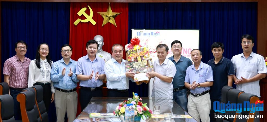 Phó Chủ tịch Thường trực UBND tỉnh Trần Hoàng Tuấn thăm, chúc Tết Báo Quảng Ngãi