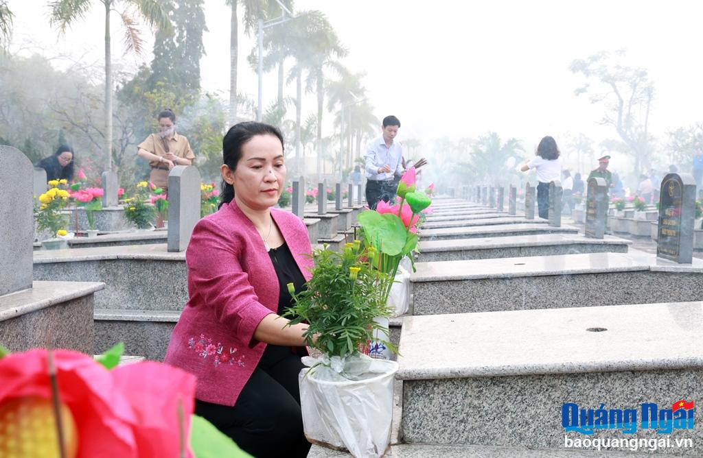 Phó Bí thư Tỉnh ủy Đinh Thị Hồng Minh thắp hương lên các phần mộ liệt sĩ.