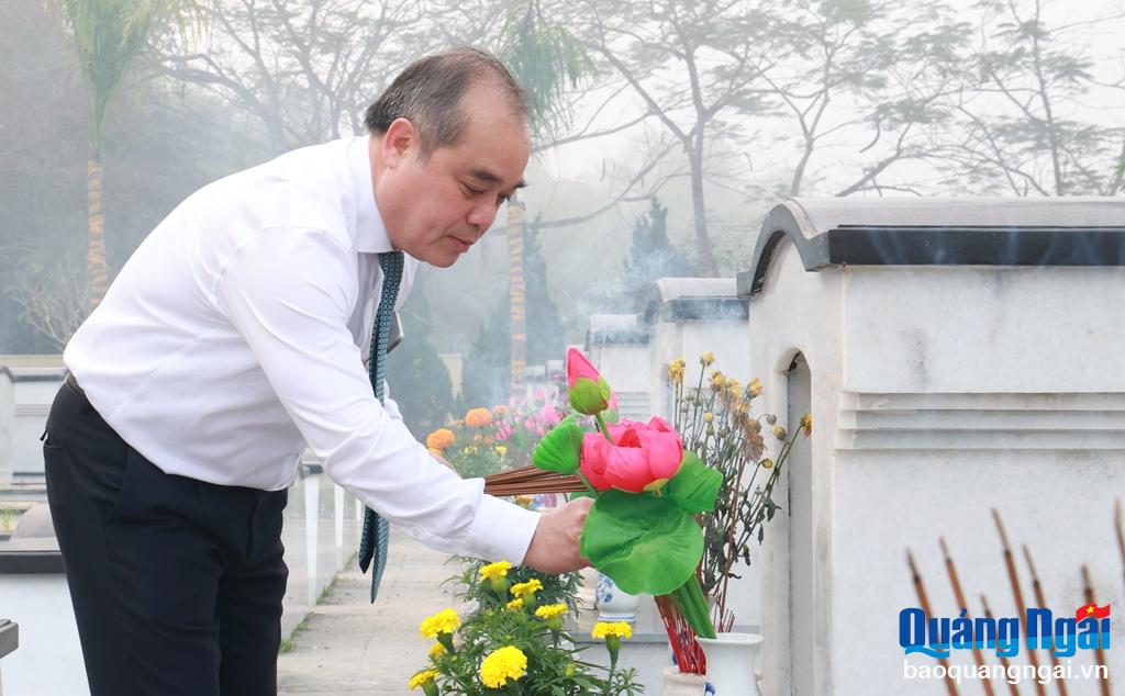 Phó Chủ tịch Thường trực UBND tỉnh Trần Hoàng Tuấn thắp hương lên các phần mộ tại Nghĩa trang Liệt sĩ tỉnh.