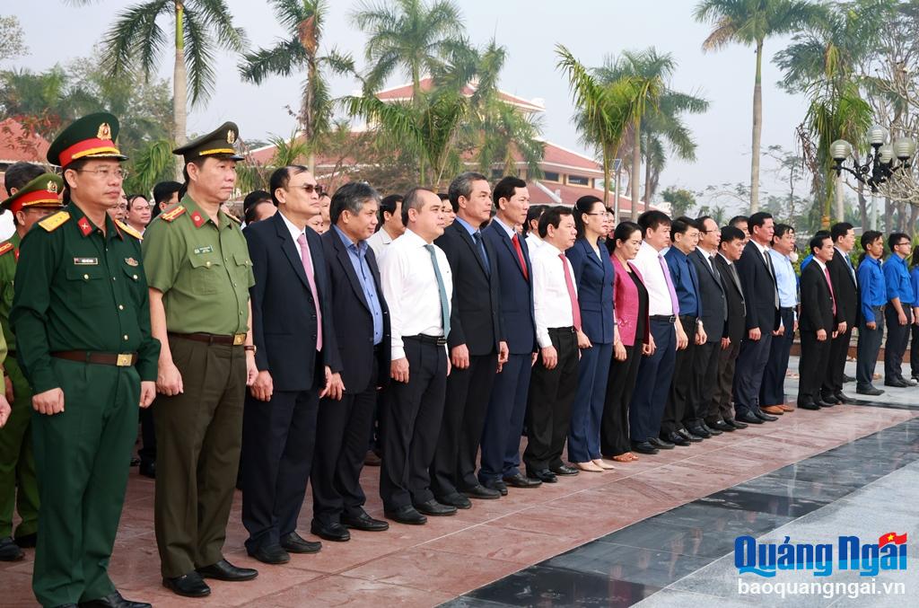 Các đồng chí lãnh đạo tỉnh và các đại biểu tham dự Lễ viếng Nghĩa trang Liệt sĩ tỉnh.