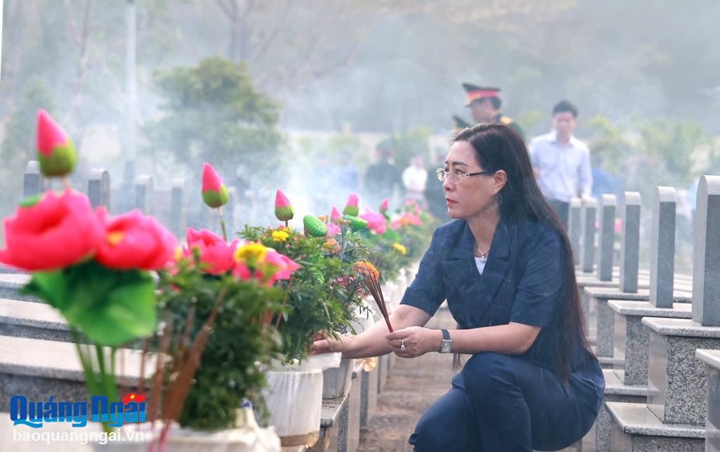 Ủy viên Trung ương Đảng, Bí thư Tỉnh ủy, Chủ tịch HĐND tỉnh Bùi Thị Quỳnh Vân thắp hương lên các phần mộ liệt sĩ.