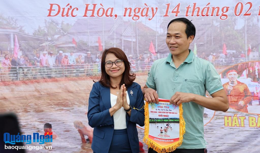 Phó Giám đốc Sở VVTT&DL Huỳnh Thị Sương trao giải Nhất cho đội thôn Phước Điền.